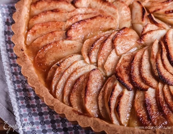 Ставим в разогретую до 180°С духовку на 30-40 минут до карамелизации яблок.