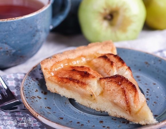 Остывший пирог нарезать на кусочки и подавать.