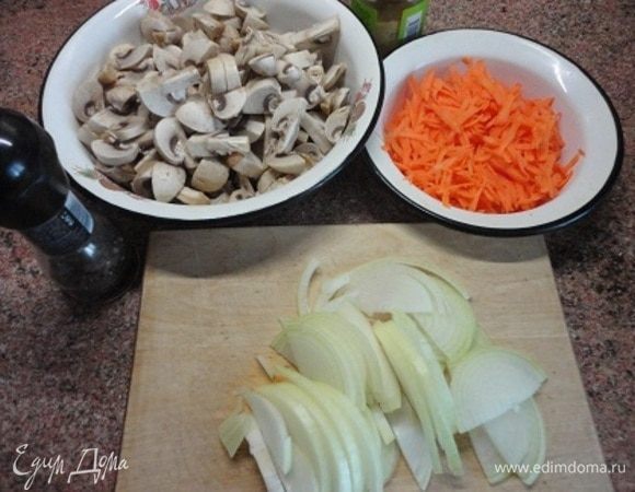 Начинаем с икры. Подготавливаем овощи, морковь и луковица у меня довольно крупные.