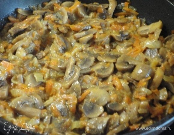 Затем добавляем грибы, они выделять много жидкости, поэтому тушим, пока жидкость не испарится. На это уйдет минут 7. Теперь можно добавить горчицу ТМ «МахеевЪ», перец, кориандр, все перемешиваем и убираем с огня.