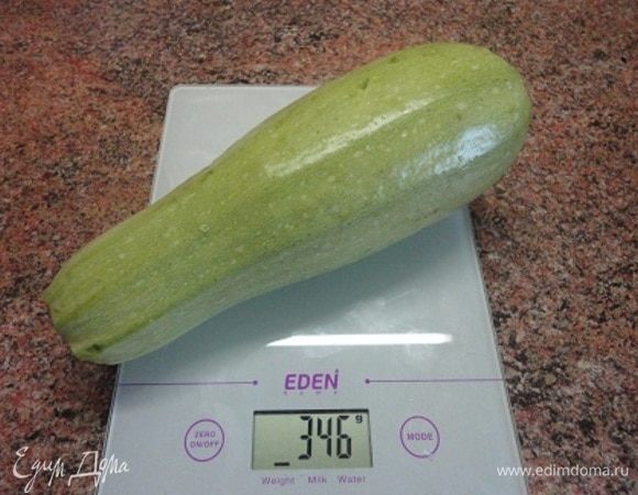 Для оладий лучше брать молодой кабачок. Кожица нежная, семена молочные, все вместе натираем на мелкой терке.