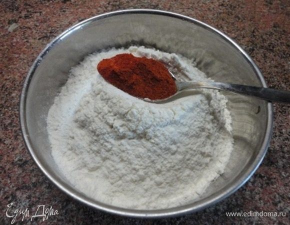 В муку добавляем сладкую паприку и все просеиваем в миску с жидкими ингредиентами.