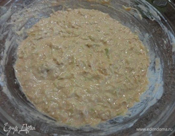 Тщательно вымешиваем, чтобы не было комочков и добавляем растительное масло. Еще раз перемешиваем и выпекаем оладьи.