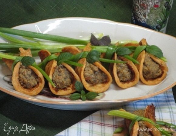 Получается 15-20 оладий. На каждый оладушек выкладываем по 1 ст. ложке икры и перевязываем стрелками зеленого лука.