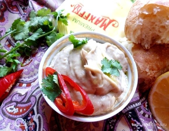 Подаем мусс с теплым лавашом или подсушенными тостами, посыпав кинзой и полив оливковым маслом. 