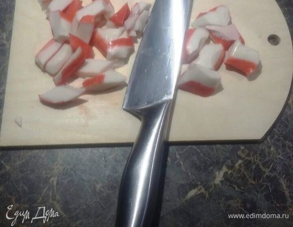 Крабовое мясо ТМ VICI порезать вдоль напополам.
