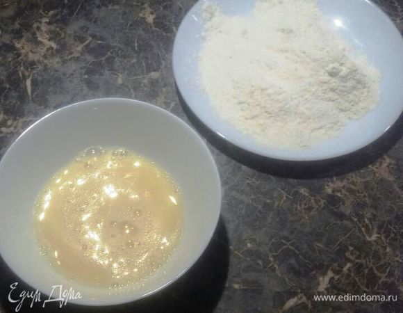 Яйцо взбить, муку насыпать в тарелку для панировки.