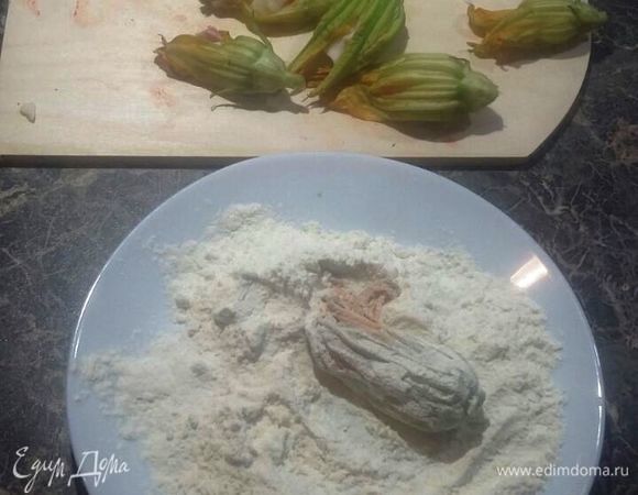 Панировать фаршированные цветки в муке.