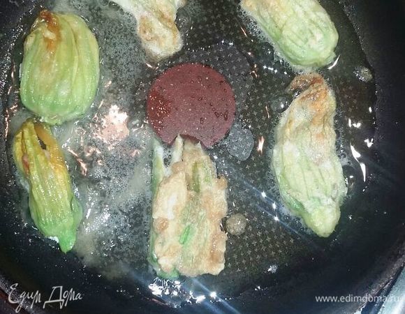 И обжарить на растительном масле с двух сторон до образования румяной корочки.