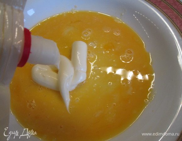 Взбиваем для кляра яйца, добавляем хрен ТМ «МахеевЪ» — перемешиваем и теперь добавляем майонез, соль и сок лимона. По желанию можно добавить немного цедры лимона.