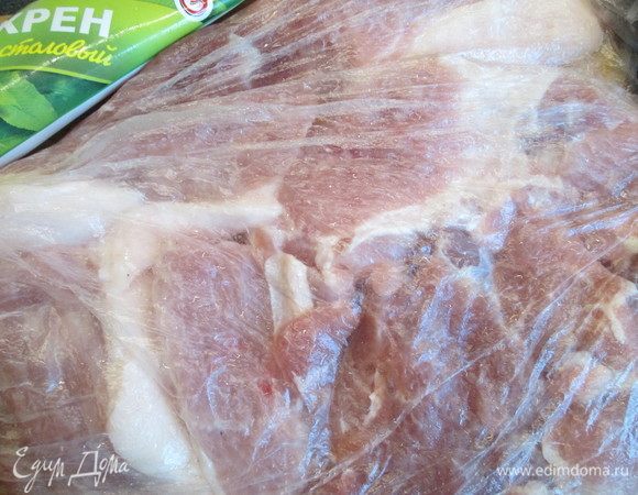 Эскалопы укладываем в пакет и нежно отбиваем с обеих сторон.