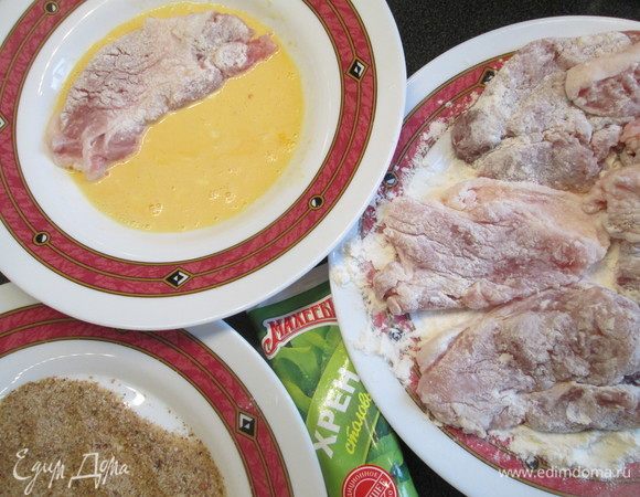 Насыпаем в отдельную посуду муку и панировочные сухари. Сначала эскалопы  перчим и покрываем мукой, слегка отряхиваем перед тем, как опустить в кляр.