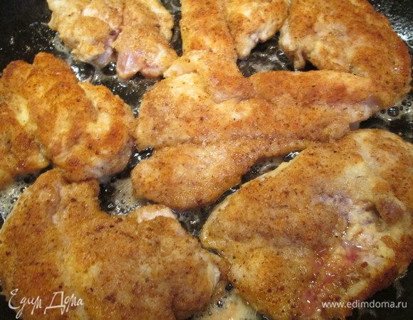 Жарить по 3-4 минуты с каждой стороны на среднем огне, только сейчас солим.