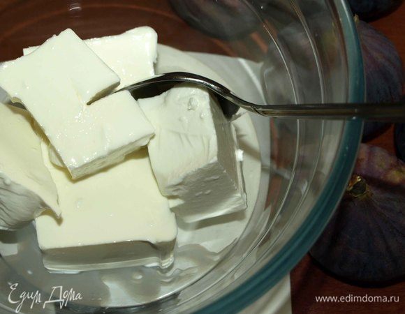 Брынзу соединяем со сливками (у меня 10%), добавляем столовую ложку рассола, в котором была брынза. Хорошо перемешиваем.