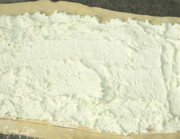 Выкладываем брынзу на пласт теста. Аккуратно, не переходя за намеченные поля.