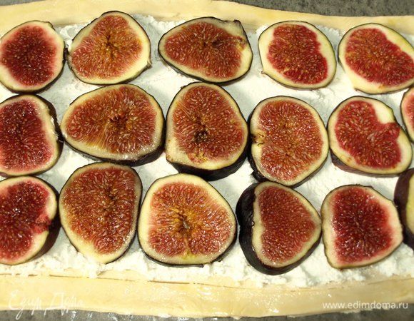 Инжир промыть, высушить бумажными полотенцами и нарезаем колечками. Выкладываем сверху на брынзу.  Количество инжира зависит от его размера.
Края пирога смазываем яйцом или растительным маслом. Можно смазать молоком. И отправляем пирог в заранее разогретую до 180°C духовку на 40 минут. Духовки разные, ориентируйтесь на свою духовку.

