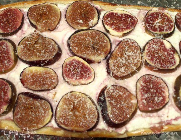 Достаем готовый пирог, посыпаем тертым пармезаном. Даем пирогу постоять 5 минут.

