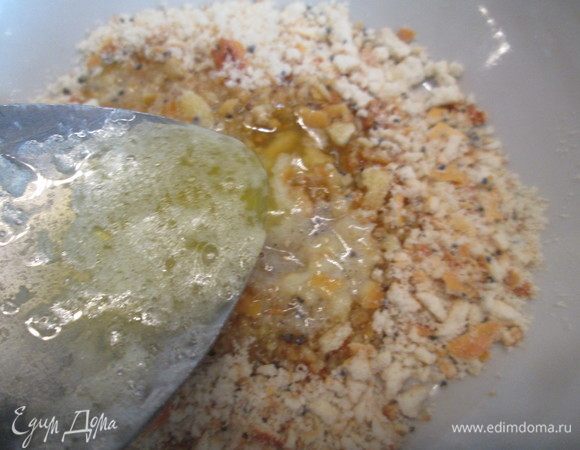 Печенье растереть в крошку, растопить сливочное масло и все соединить. Тщательно перемешать.