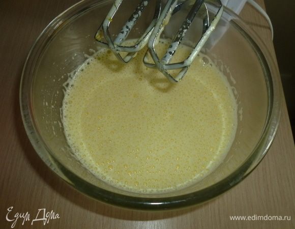 Бисквит. Сливочное масло растопить и немного остудить. Яйца разбить в миску, добавить сахар и ваниль. Взбить в пышную массу.
