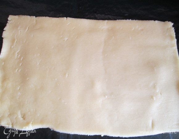 Раскатать тесто в пласт, толщиной около 5 мм. Отрезать с краев полосочки, шириной 1,5-2 см (для бортиков). 