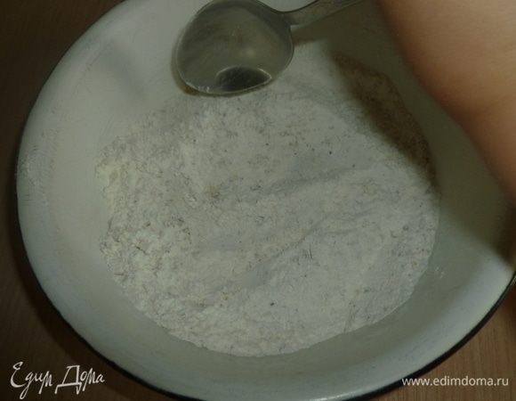 Орехи измельчить. Вместо фундука можно взять и другие орехи. В отдельной миске смешать орехи, просеянную муку, разрыхлитель и щепотку соли. Ввести сухую смесь во взбитые яйца вместе с цедрой лимона. Вмешать растопленное масло. Тесто выложить в форму (при необходимости форму смазать маслом) и запекать при 180°С 40-45 минут. Очень хорошо бисквиты получаются в мультиварке. Проверить готовность зубочисткой и оставить бисквит в форме на 15 минут. Аккуратно достать и полностью остудить (лучше на решетке) и разрезать вдоль на 2 части.
Сделать это можно специальным ножом. А можно использовать простую нить. Для этого с боков наметить надрез ножом (неглубоко), поместить в этот надрез нить и протянуть ее вдоль. Получится 2 аккуратных коржа.