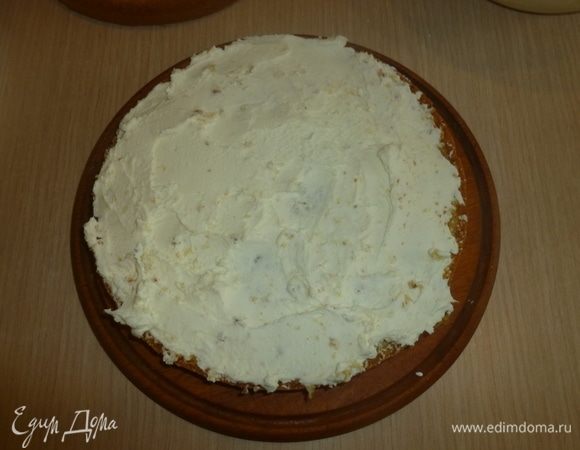 Для крема взбить маскарпоне с сахаром, цедрой и соком лимона. Шоколад растопить на водяной бане, вмешать в крем.
Выложить 1/2 крема на бисквит. 