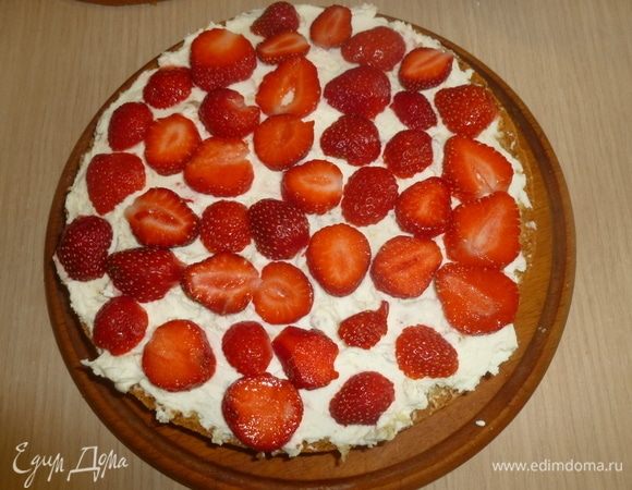 Разложить нарезанную клубнику. Повторить слои. 
