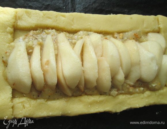 Очищенные и нарезанные ломтиками груши укладываем на подушку из джема и орехов. Груши лучше предварительно сбрызнуть лимонным соком, чтобы они не потемнели. 