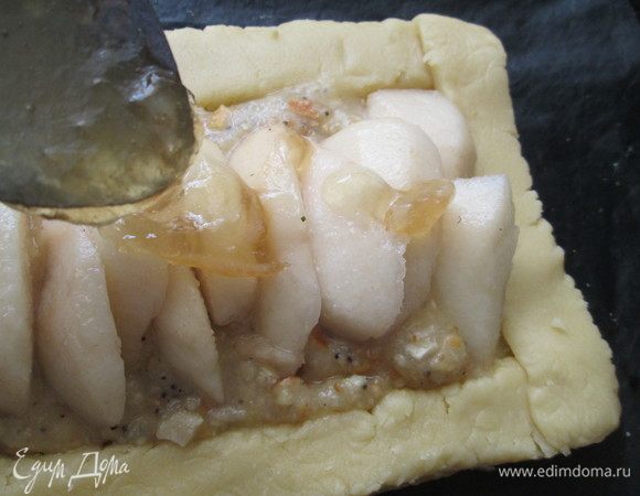 Сверху груши дополнительно полить растопленным джемом.