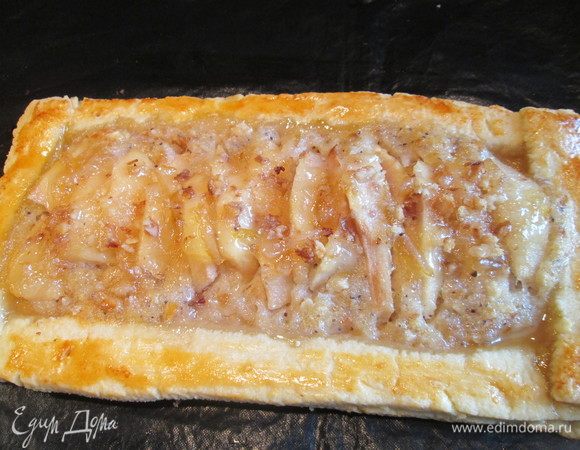 Выпекаем при 190°С 20 минут. Посыпаем дополнительно ореховой крошкой.