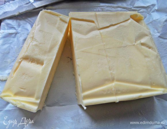 Масло достать заранее, отделить две трети пачки, растереть с сахаром и ванилью. Данное количество сахара можно уменьшить, оставив для верха или взять дополнительно, и так и так вкусно.