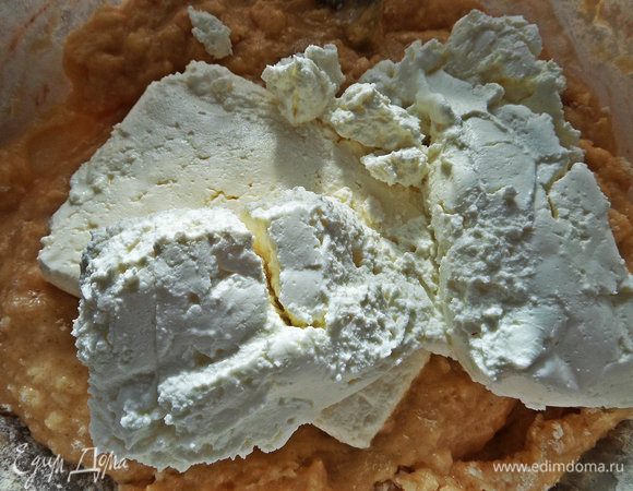 Добавить творог (делала с разным, здесь пачка 9% и пачка обезжиренного).