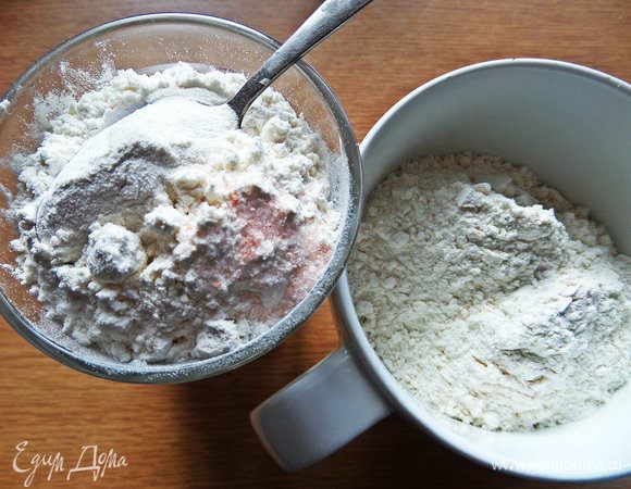 Смешать муку с солью и разрыхлителем.