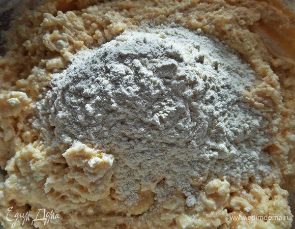 Всыпать муку частями.