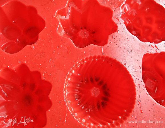 Форму сполоснуть водой.