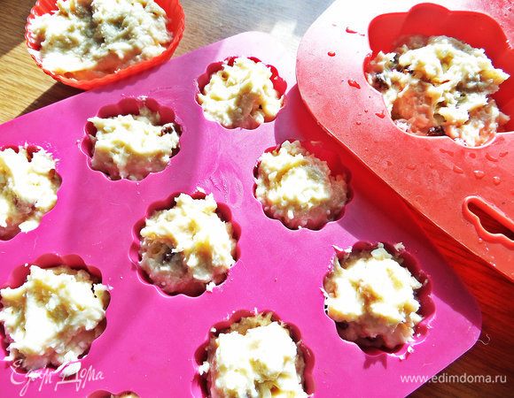 Я еще заполнила такую, для мини маффинов.