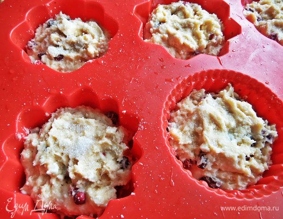 Посыпать верх сахаром. Поставить в духовку на 180°С.