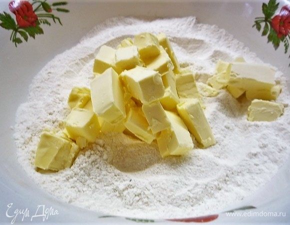 Добавляем холодные кусочки сливочного масла.