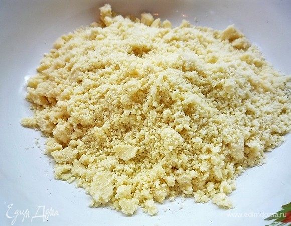 Разминаем до состояния однородной крошки руками или в кухонном комбайне.