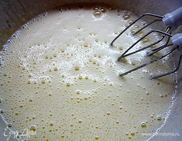 Для крема взбиваем яйца с сахаром.