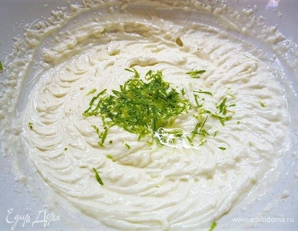 Добавляем цедру и сок лайма, ванилин и еще раз хорошо перемешиваем.