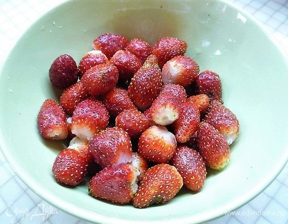 Клубнику моем и очищаем от хвостиков. Оставляем несколько штучек для украшения.