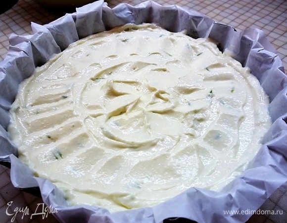 Поверх теста выкладываем творожно-лаймовый крем.
