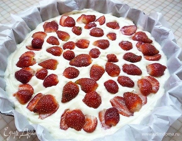На крем выкладываем клубнику, можно слегка утопить ее в креме.