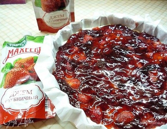 Сверху на клубнику выкладываем клубничный джем ТМ «МахеевЪ» и аккуратно разравниваем его по всей поверхности пирога.