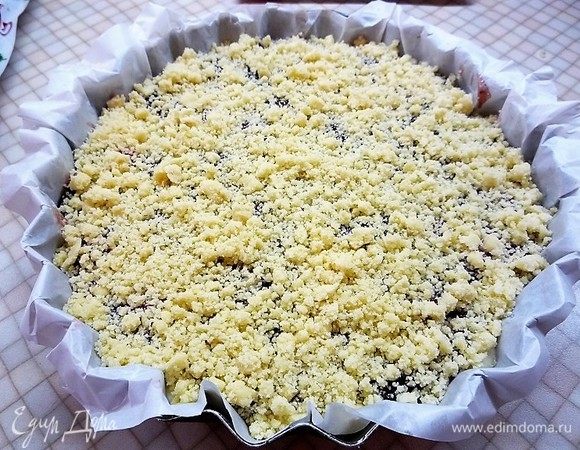 Поверх джема посыпаем оставшимся тестом.