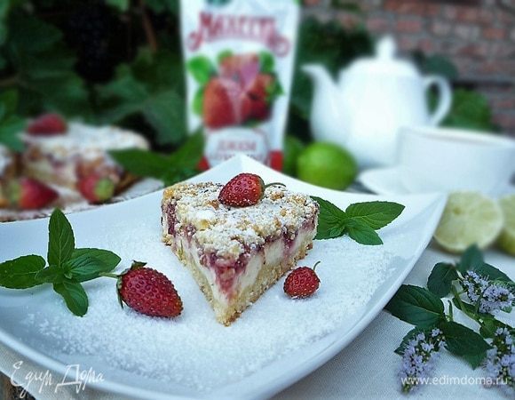 Готовый пирог посыпаем сахарной пудрой, украшаем клубникой и листиками мяты. Приятного чаепития!!!