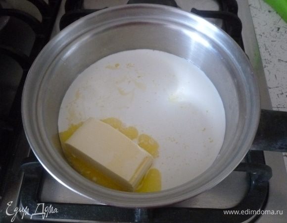 Сливки немного подогреть со сливочным маслом, чтоб масло разошлось. Остудить до 40°С примерно.