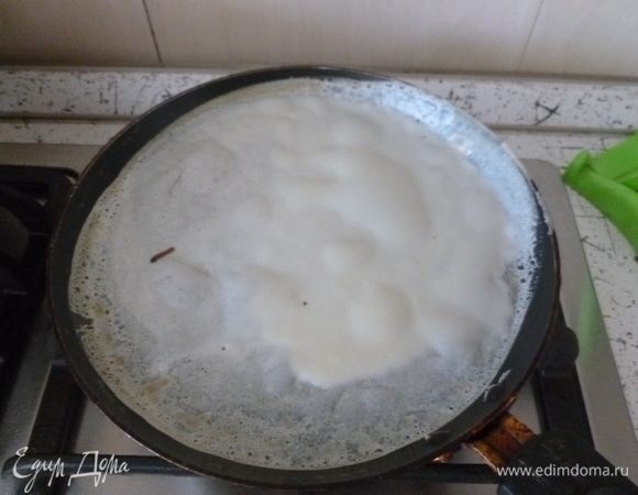 Тем временем приготовить тонкие блинчики. Соединить молоко, яйцо и муку, добавить щепотку соли и сахара. Взбить миксером. Дать постоять 10 минут и пожарить 10-12 тонких блинчиков.