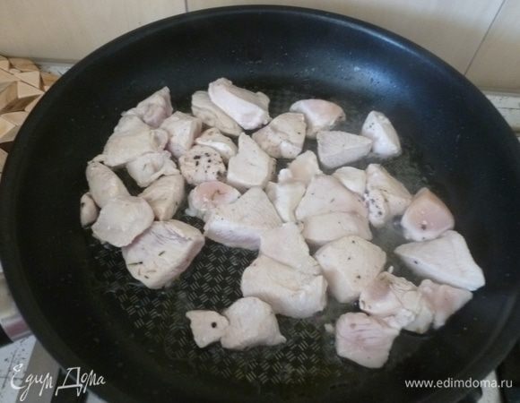 Курицу нарезать небольшими кусочками, обжарить на сковороде. Растолочь оба вида перцев с солью в ступке и добавить к курице с тимьяном.